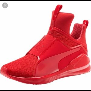 WOMENS RED PUMA FIERCE SIZE 9